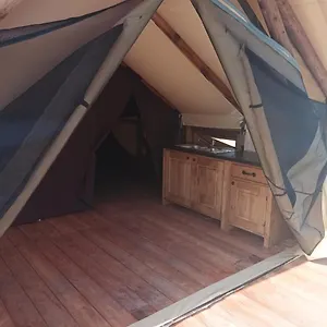 Tente Pour 5 Personnes En Bordure De La Riviere Allier Au Sein D'un Petit Camping